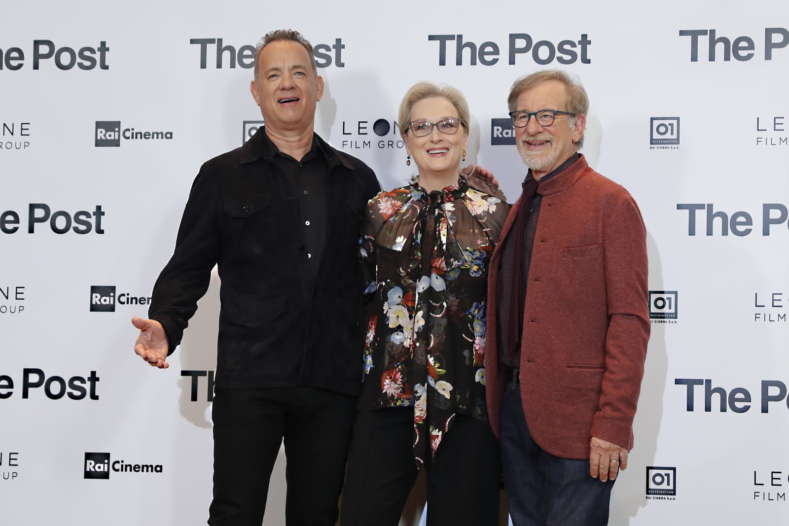 Steven Speilberg s Tomom Hanksom (vľavo) a Meryl Streep, ktorý si zahrali hlavné postavy v jeho poslednom filme The Post.