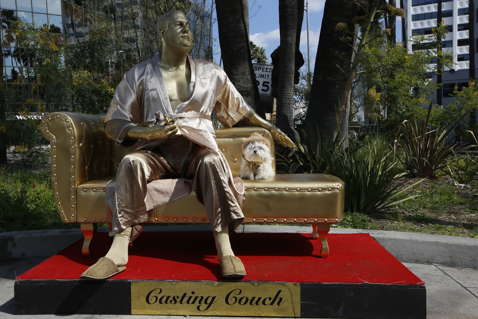 Šokujúca socha v Hollywoode: