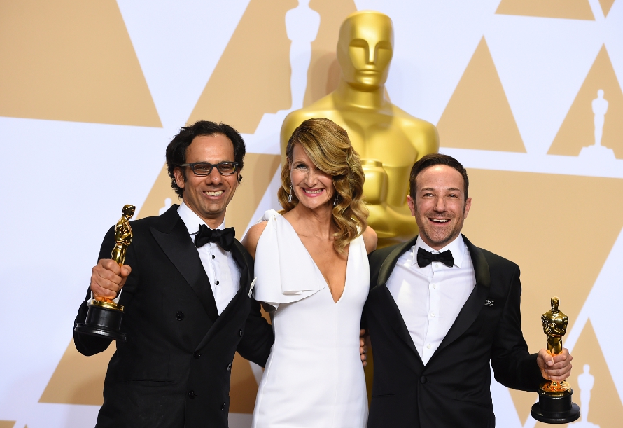 Dan Cogan, Laura Dern a Bryan Fogel s Oscarom za najlepší dokumentárny film Icarus