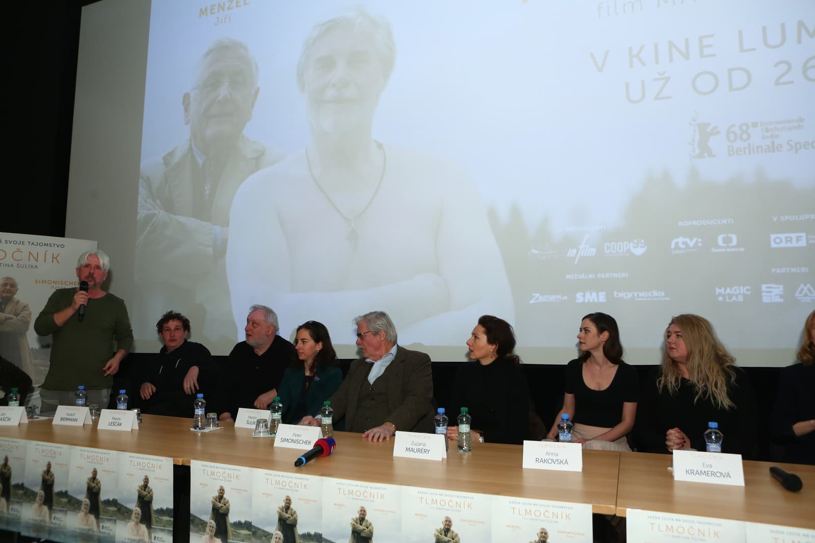 Herci počas tlačovej konferencie po novinárskej predpremiére filmu v Kine Lumiére