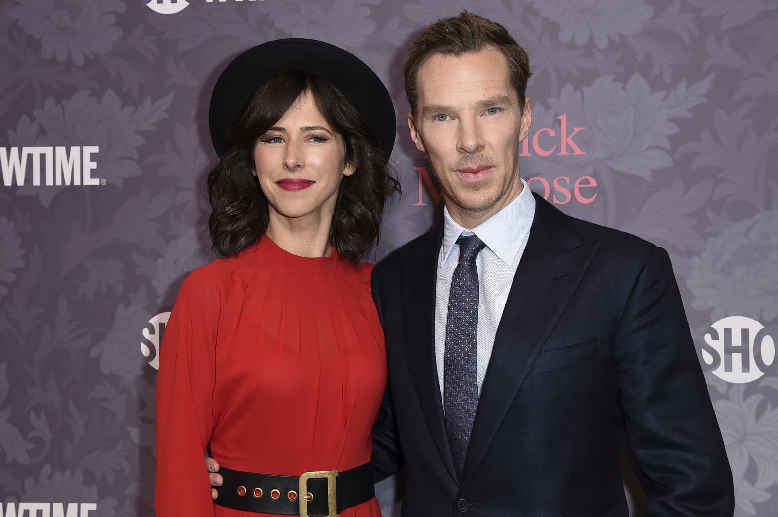 Benedict Cumberbatch so svojou manželkou Sophie Hunter. (Foto: SITA/AP/Richard Shotwell/Invision)