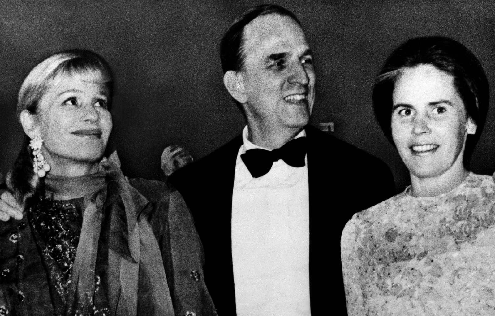 Na archívnej snímke pózuje švédsky režisér Ingmar Bergman počas filmového festivalu v Cannes so svojou manželkou Ingrid von Rosen (vpravo) a herečkou Ingrid Thulinovou v máji v roku 1975. 