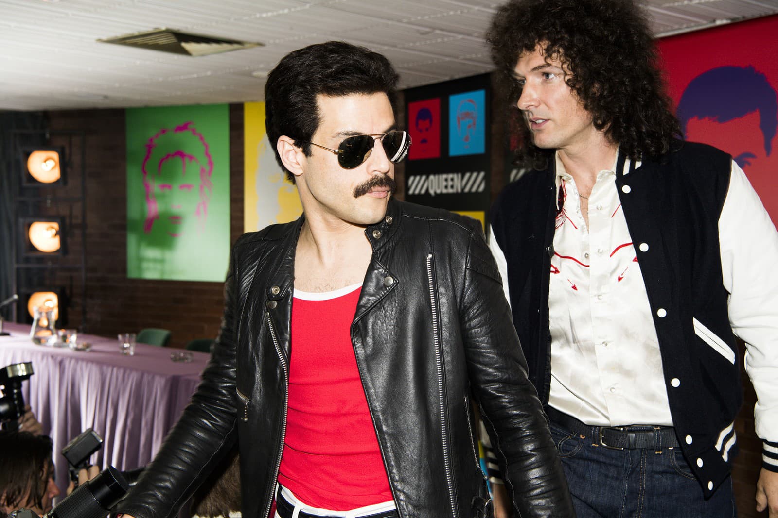 Rami Malek (Freddie Mercury) a Gwilly Lee (Brian May). 