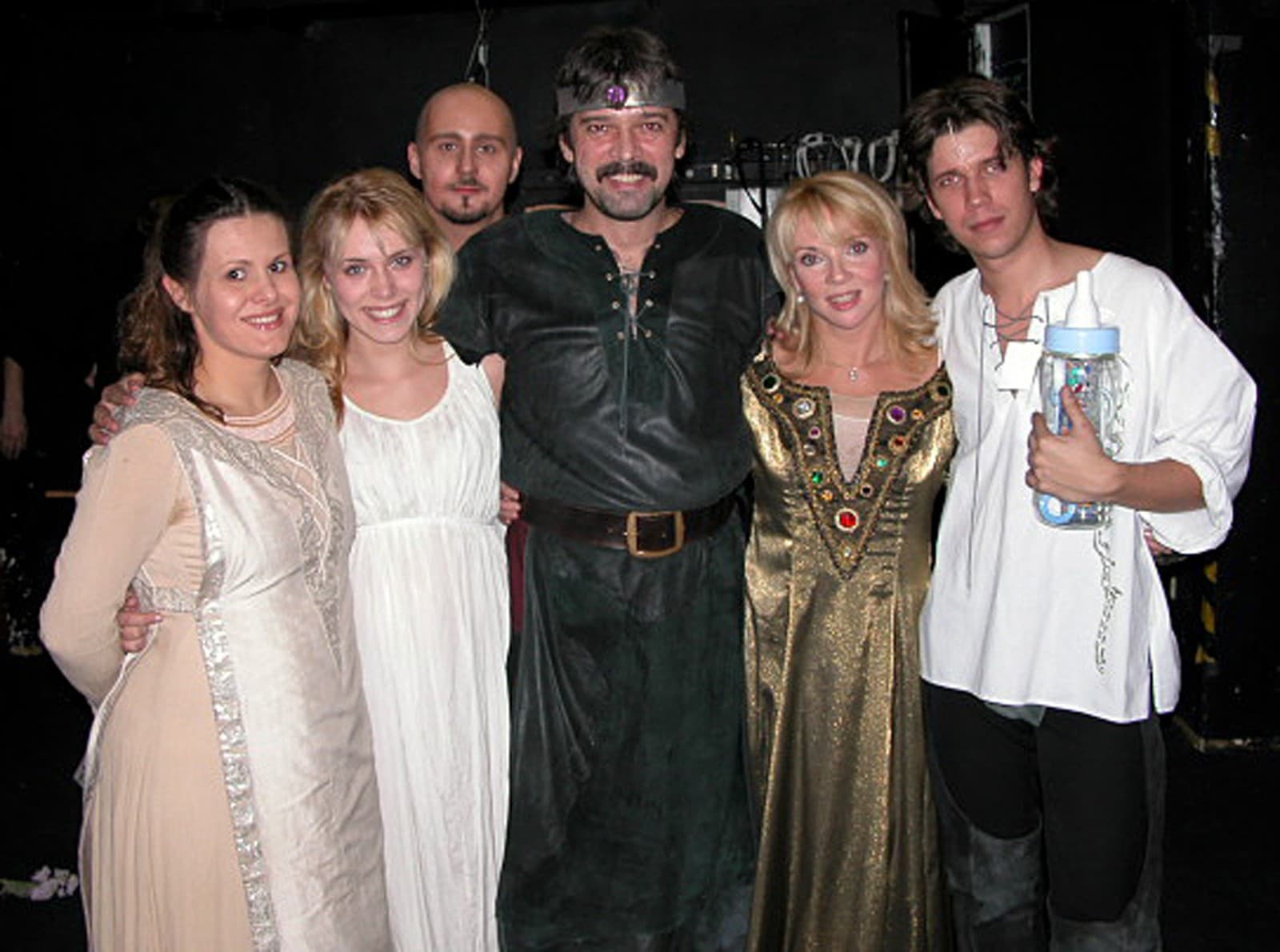 Ivo Gogál (uprostred) s hereckými kolegami po derniére muzikálu Hamlet