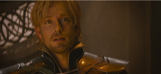 Zachary Levi ako Fandral vo filme Thor: Temný svet