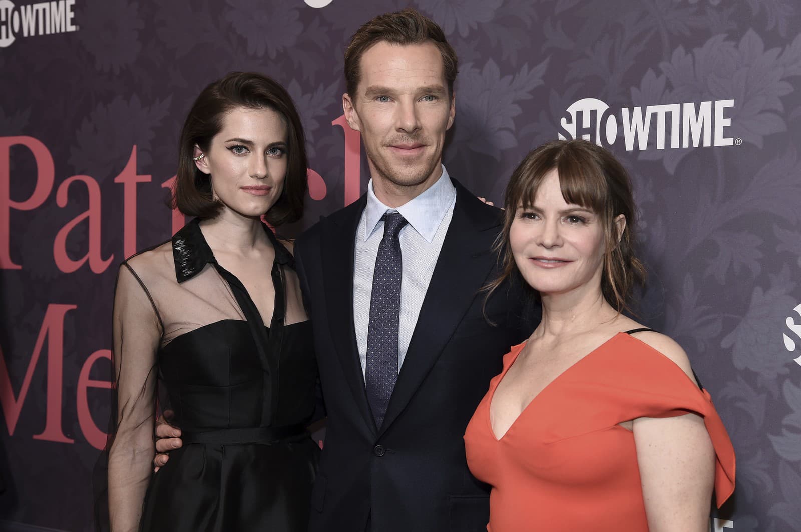 Allison Williams (vľavo), Benedict Cumberbatch a Jennifer Jason Leigh. (Foto: SITA/AP/Richard Shotwell/Invision) 