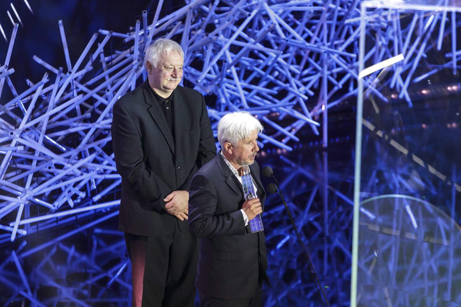 Na snímke režisér Martin Šulík a producent Rudolf Biermann si preberajú ocenenie Slnko v sieti v kategórii Najlepší hraný film 