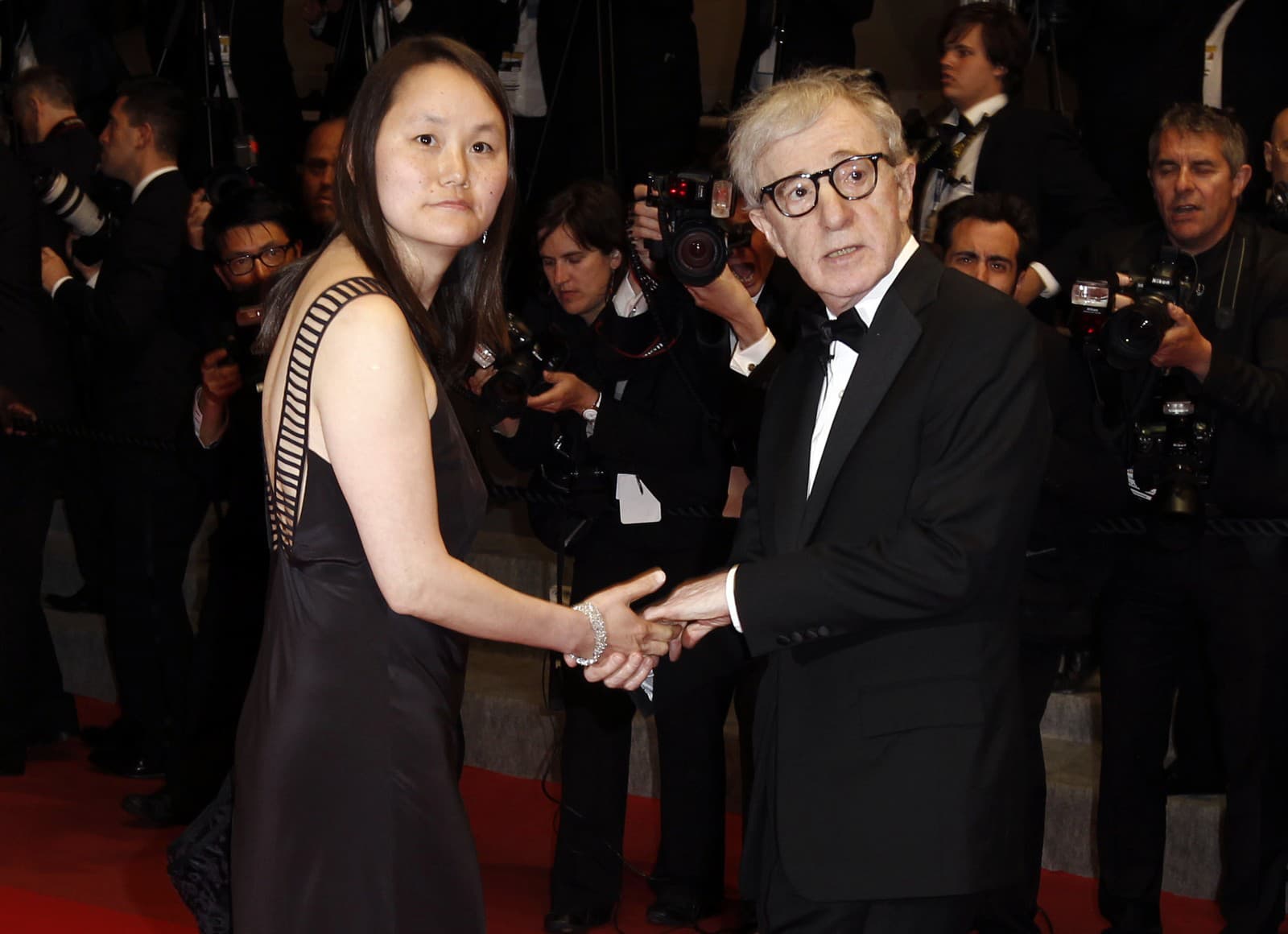 Woody Allen so svojou partnerkou Soon-Yi Previn. (Foto: SITA/AP/Matt Sayles)