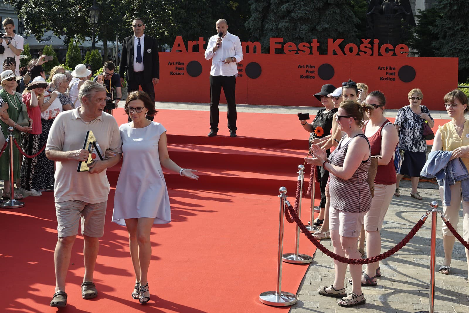 Herec Roman Luknár (v popredí vľavo) si odnáša cenu Hercova misia v doprovode košickej viceprimátorky Lucie Gurbaľovej 