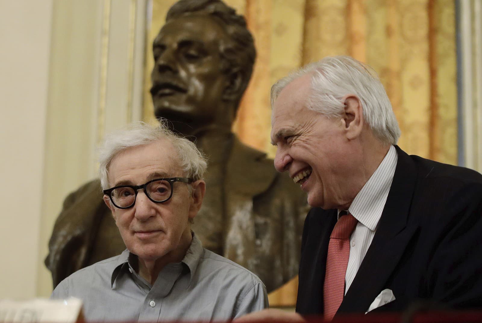 Americký režisér, scenárista a dramatik Woody Allen v sprievode manažéra opery Alexandra Pereiru na tlačovej konferencii v milánskom opernom dome La Scala.
