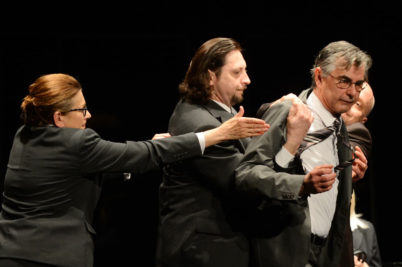Zľava herci Zuzana Kronerová, Lukáš Latinák a Boris Farkaš počas divadelnej inscenácie Jama deravá (Zdroj: TASR – Štefan Puškáš)