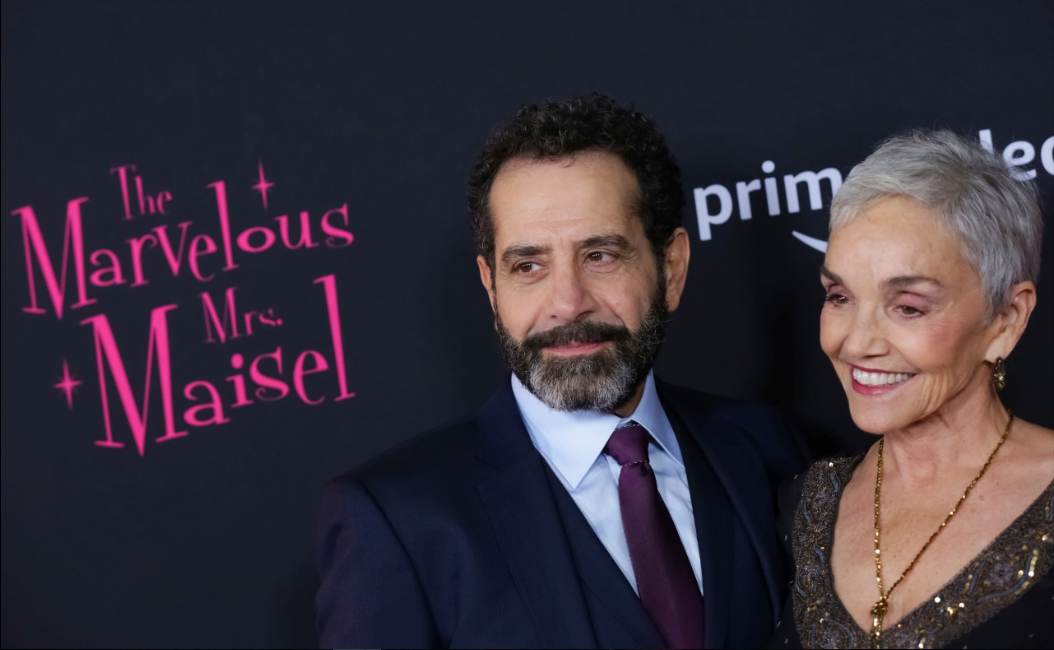 Tony Shalhoub s manželkou Brooke Adamsovou tento rok slávia 27 rokov manželstva. Krásne. (Zdroj: SITA/Brent N. Clarke/Invision/AP)