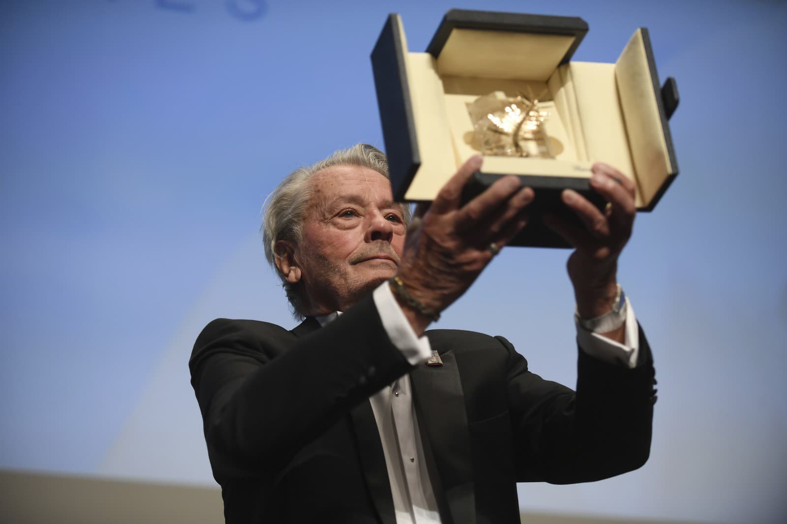 Alain Delon si prevzal Zlatú palmu (Zdroj: TASR/Photo by Arthur Mola/Invision/AP)