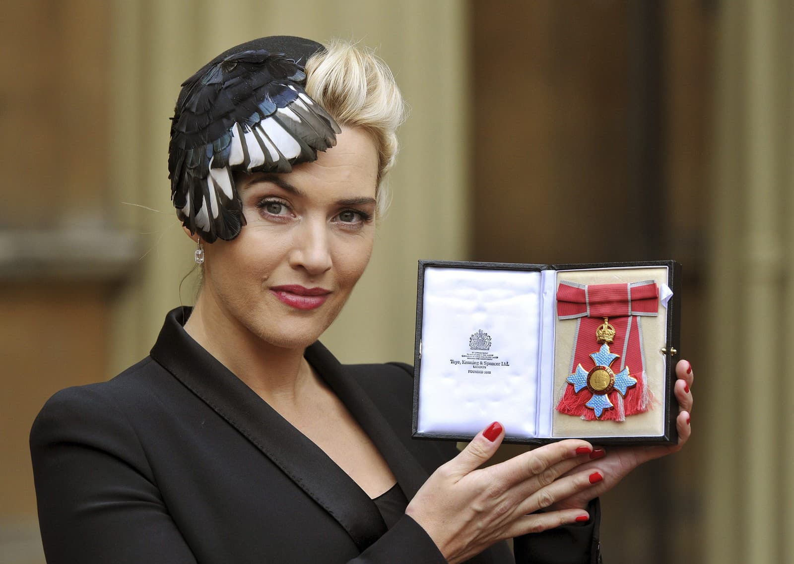 Kate Winslet dostala titul Rádu britského impéria (Zdroj: TASR/AP Photo/ John Stillwell/PA)