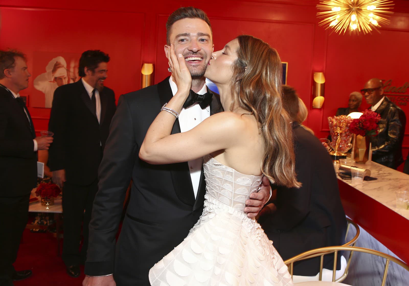 Jessica Biel s manželom Justinom Timberlakeom (Zdroj: SITA/Photo by John Salangsang/Invision for the Television Academy/AP Images)