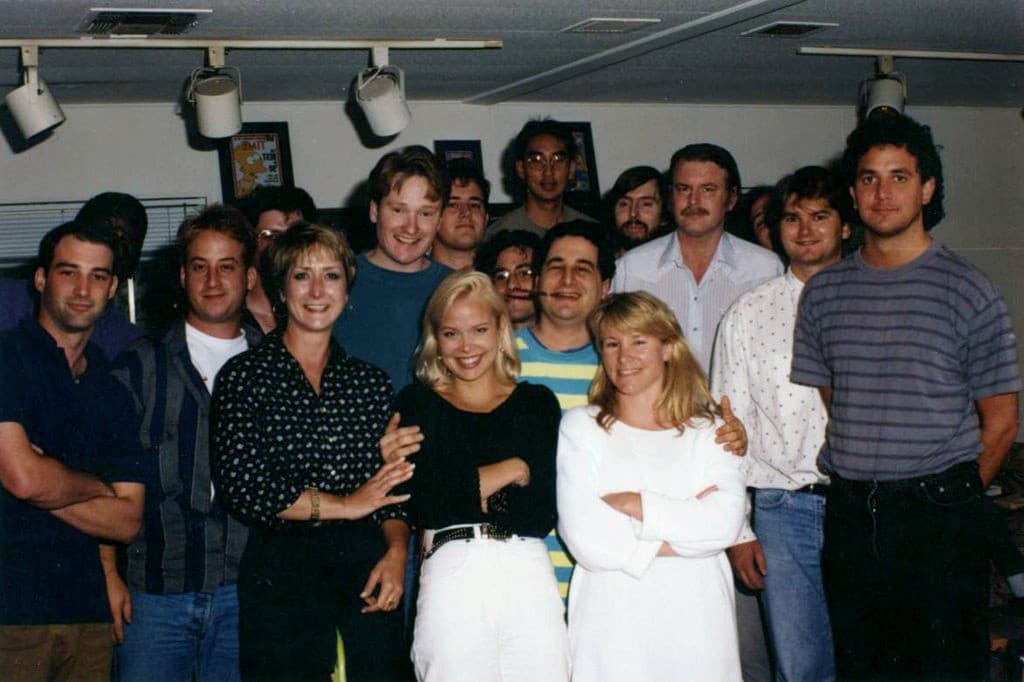 Mike Mendel (úplne vľavo) s tímom, ktorí pracoval na Simpsonovcoch. (Foto: Bill Oakley)