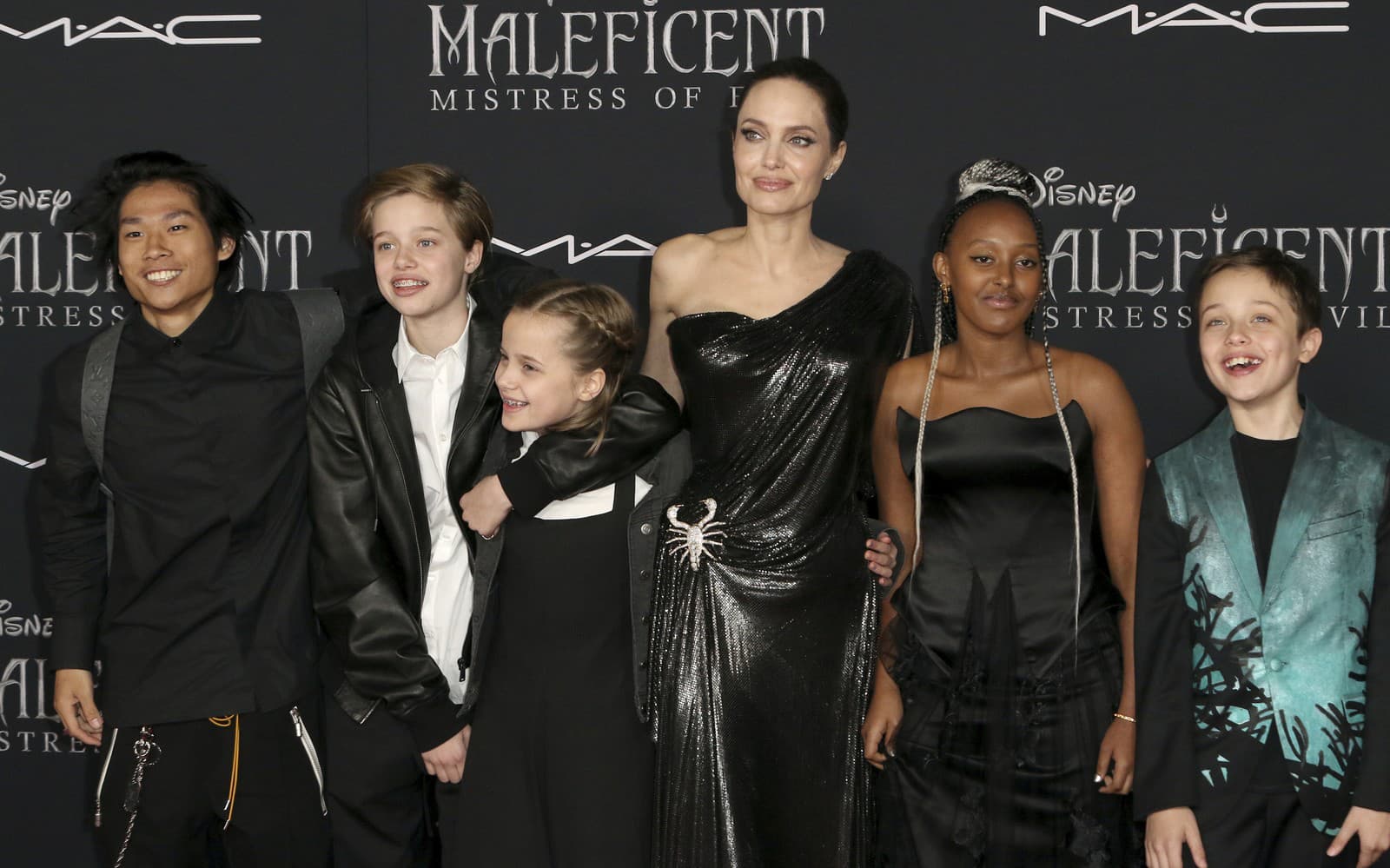 Angelina s deťmi, zľava Pax, Shiloh, Vivien, Zahara a Knox. (Foto: SITA/AP/Willy Sanjuan/Invision)