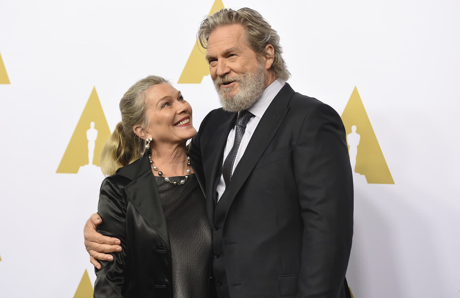 Jeff Bridges s manželkou Susan Gestonovou sa aj po dlhých rokoch manželstva stále veľmi milujú (Zdroj: SITA/Photo by Jordan Strauss/Invision/AP)