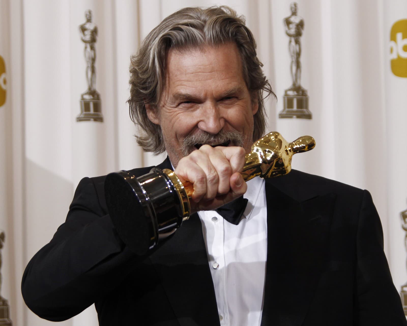 Jeff Bridges drží Oscara za rolu country pesničkára Bada Blakea vo filme Crazy Heart (Ždroj: SITA/AP Photo/Matt Sayles)
