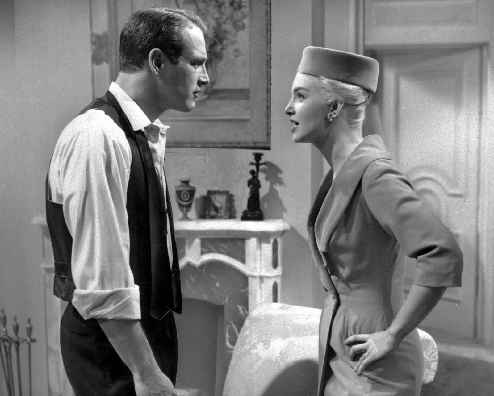 Na archívnej snímke z roku 1960 herci Paul Newman (vľavo) a Joanne Woodwardová počas scény z filmu From the Terrace (Zdroj: TASR/AP)