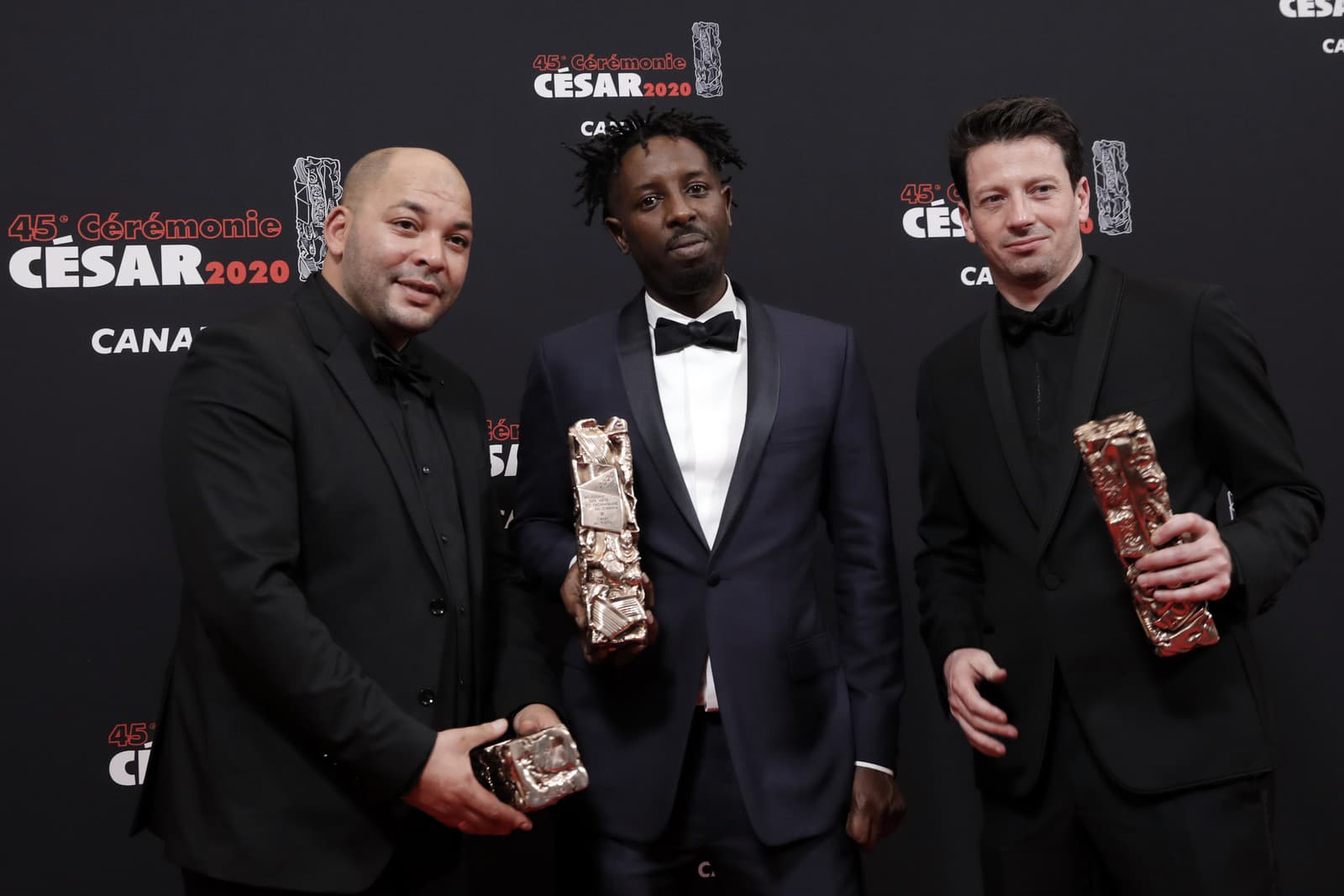 Režisér Ladj Ly (uprostred) pózuje so soškou Césara za najlepší film Bedári (Les Misérables), vľavo Toufik Ayadi a vpravo Christophe Barral