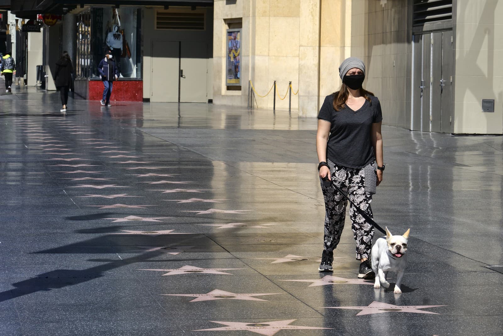 Ulice Los Angeles sú prázdne. Hviezdy na chodníku slávy roky nikto takto nevidel. (Foto: SITA/AP/Richard Vogel)