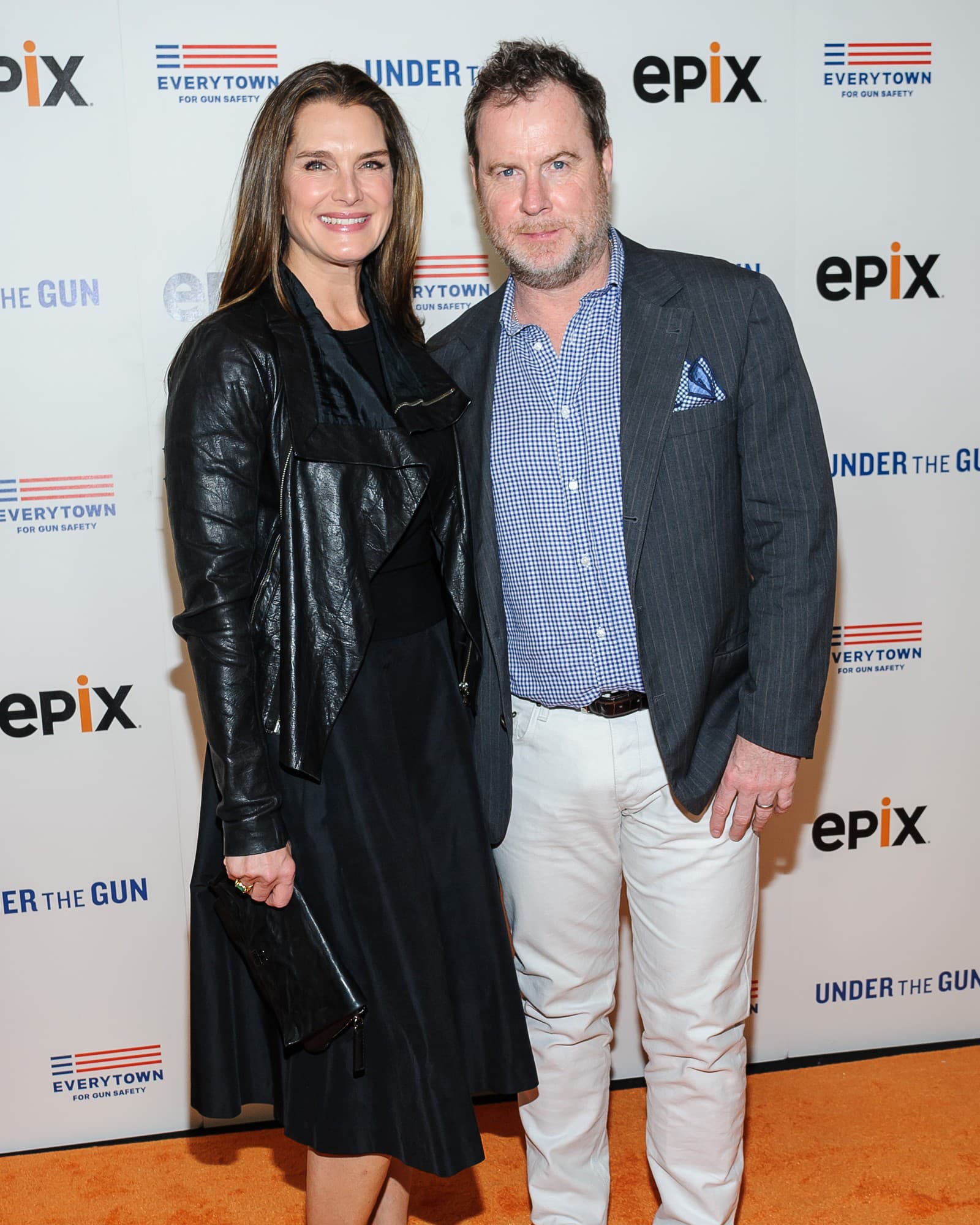 Brooke Shields s manželom Chrisom Henchym (Zdroj: SITA/Photo by Christopher Smith/Invision/AP)