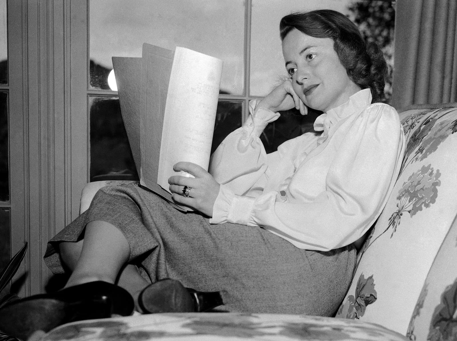 Olivia de Havillandová číta scenár. Fotografia je zo 16. apríla 1948. (Zdroj: TASR/AP Photo/Marcus Goodrich, File)