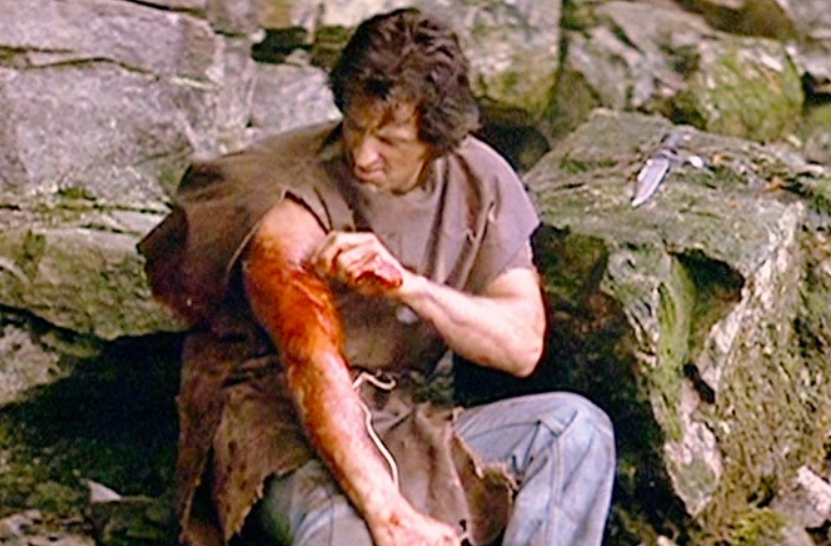Silvester Stallone si vo filme Rambo sám zašil ranu (Zdroj: Photo © Orion Pictures Corporation)
