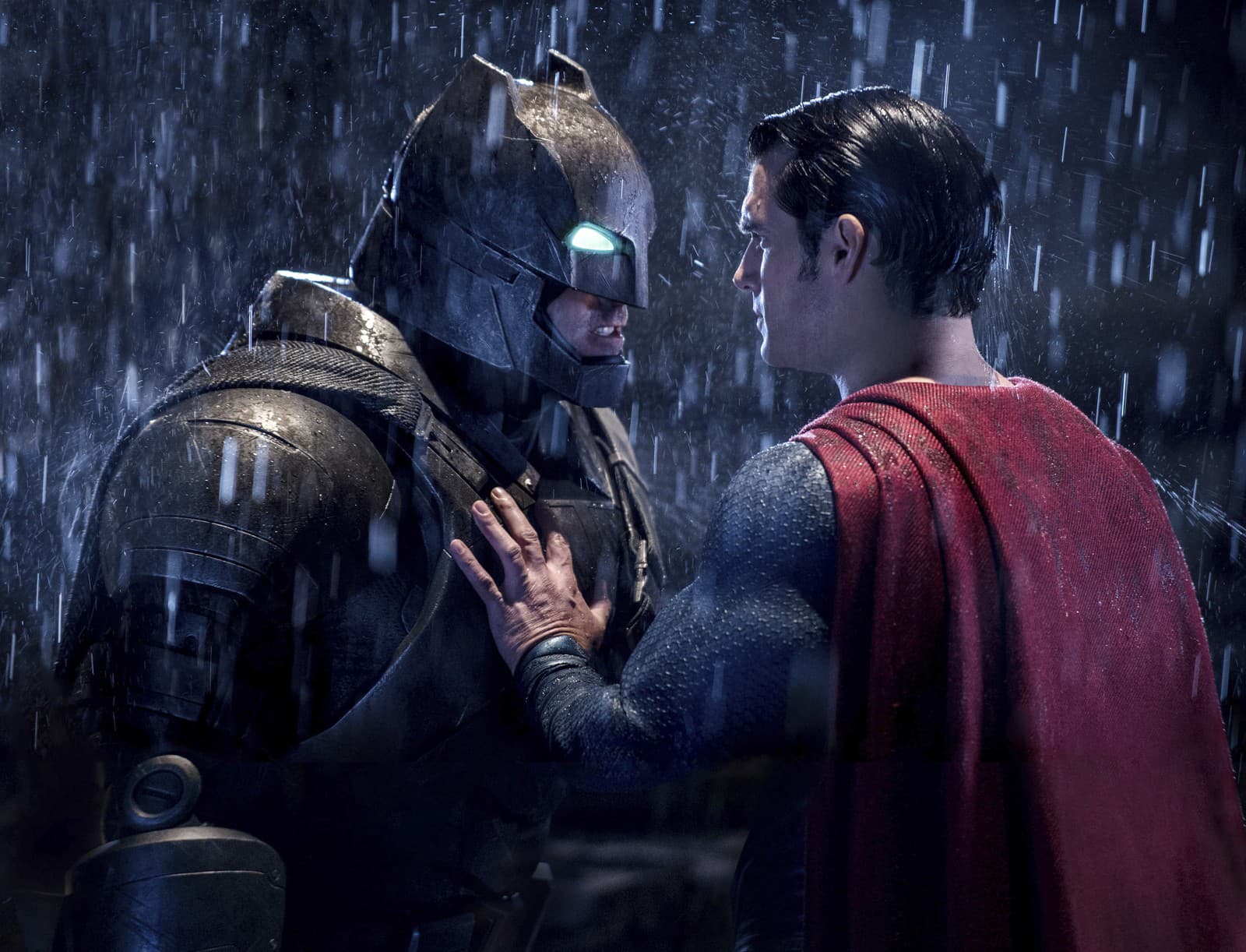 Ben Affleck a Henry Cavill ako Batman a Superman (Zdroj: SITA/AP Photo)