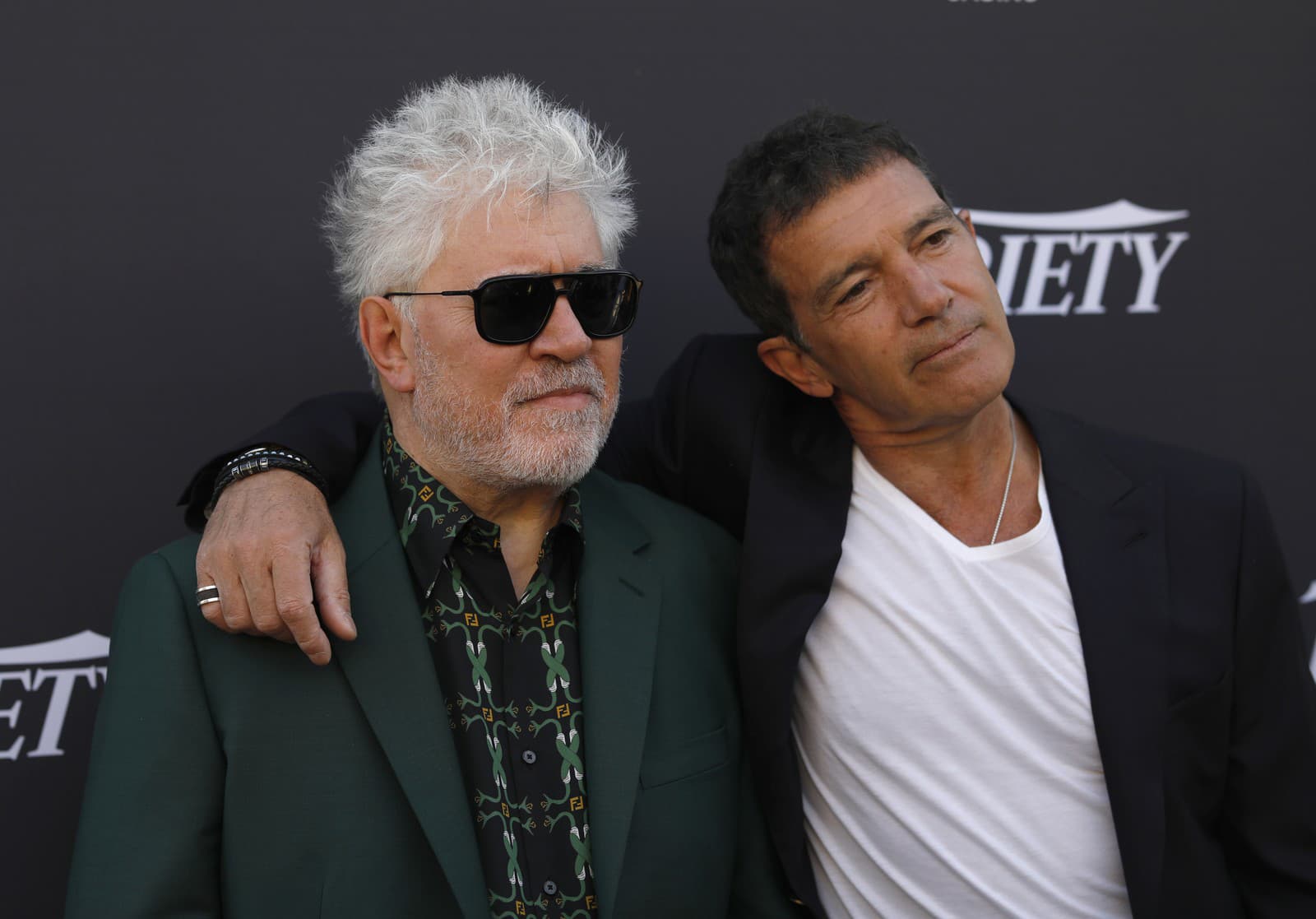 Režisér Pedro Almodovar a herec Antonio Banderas počas fototermínu filmu 'Pain and Glory' na 72. ročníku medzinárodného filmového festivalu v Cannes (Zdroj: TASR/AP Photo/Petros Giannakouris)