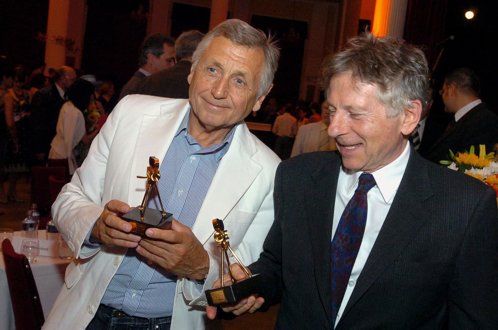 Ocenení režiséri Roman Polanski (vpravo) a Jiří Menzel s cenou Zlatá kamera  30. júna 2007 počas slávnostného vyhlásenia výsledkov 15. ročníka medzinárodného filmového festivalu Artfilm v Trenčianskych Tepliciach.(Zdroj: TASR - Radovan Stoklasa)