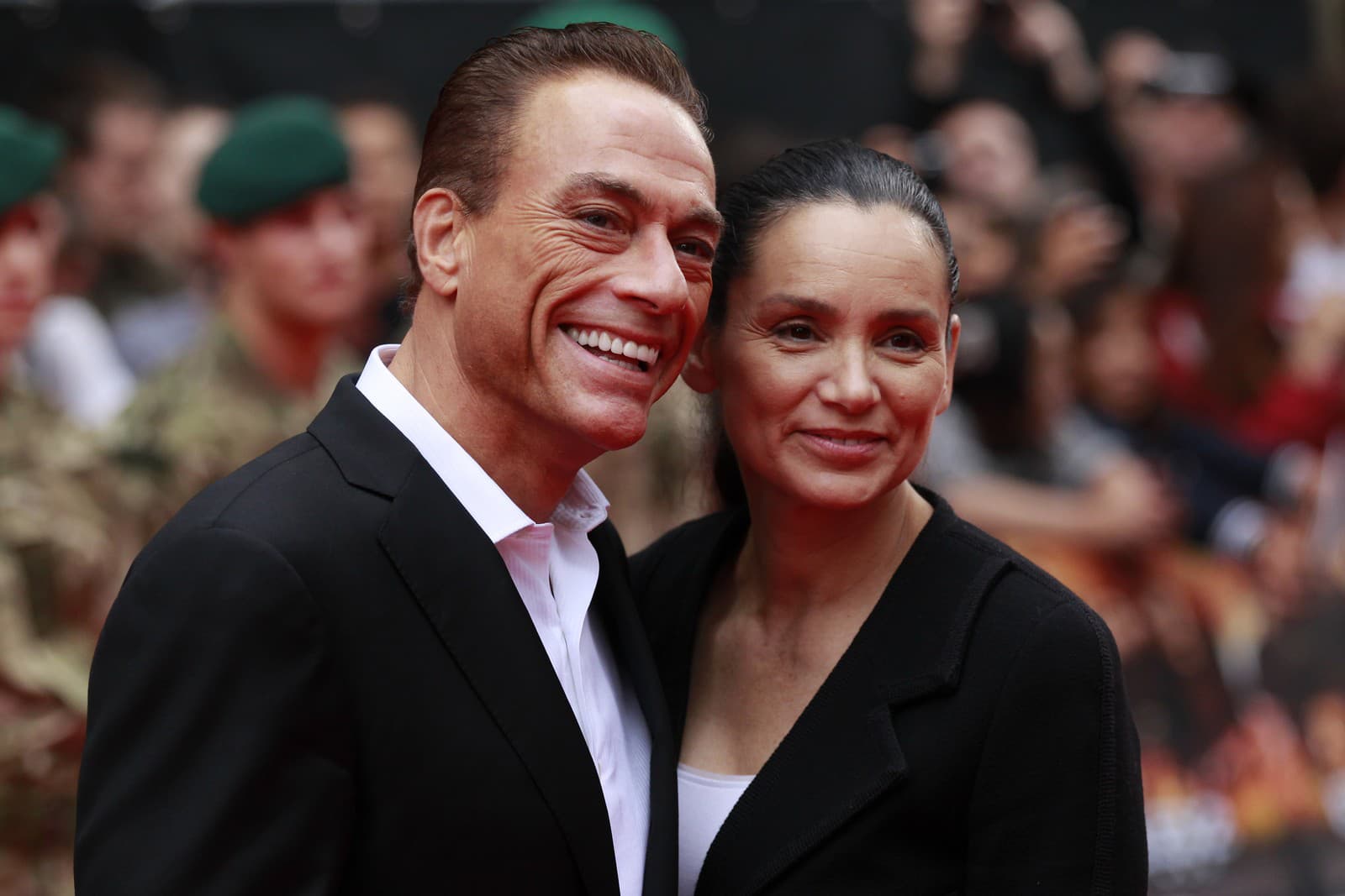 Herec Jean-Claude van Damme s aktuálnou manželkou Gladys Portuguesovou (Zdroj: TASR/AP Photo/Sang Tan)