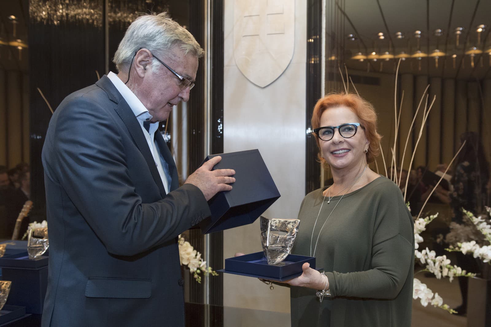 Na snímke vpravo herečka Kamila Magálová počas preberania ceny za celoživotné dielo na slávnostnom odovzdávaní (Zdroj: TASR - Pavel Neubauer)