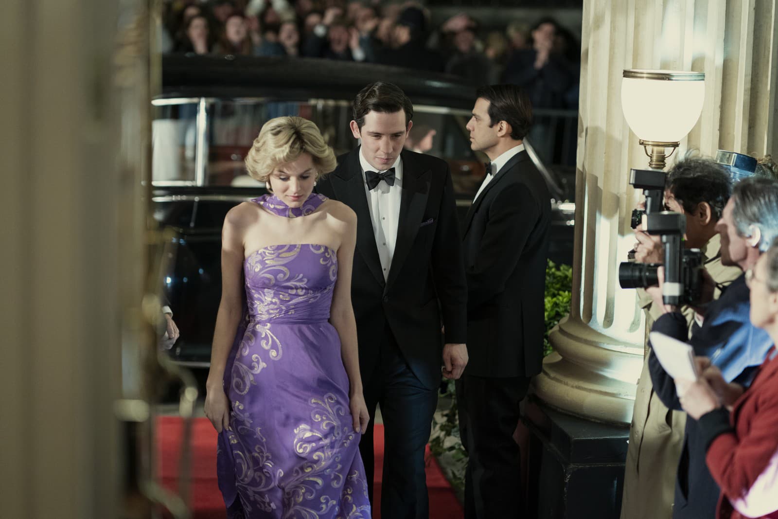 Emma Corrin ako princezná Diana a Josh O'Connor ako princ Charles. (Foto: SITA/AP/Ollie Upton/Netflix)