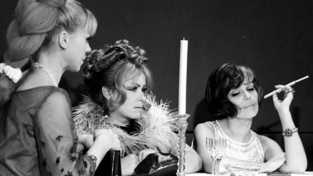 Iva Janžurová, Jiřina Bohdalová a Jiřina Jirásková vo filme Světáci (Zdroj: Photo © Filmové studio Barrandov)