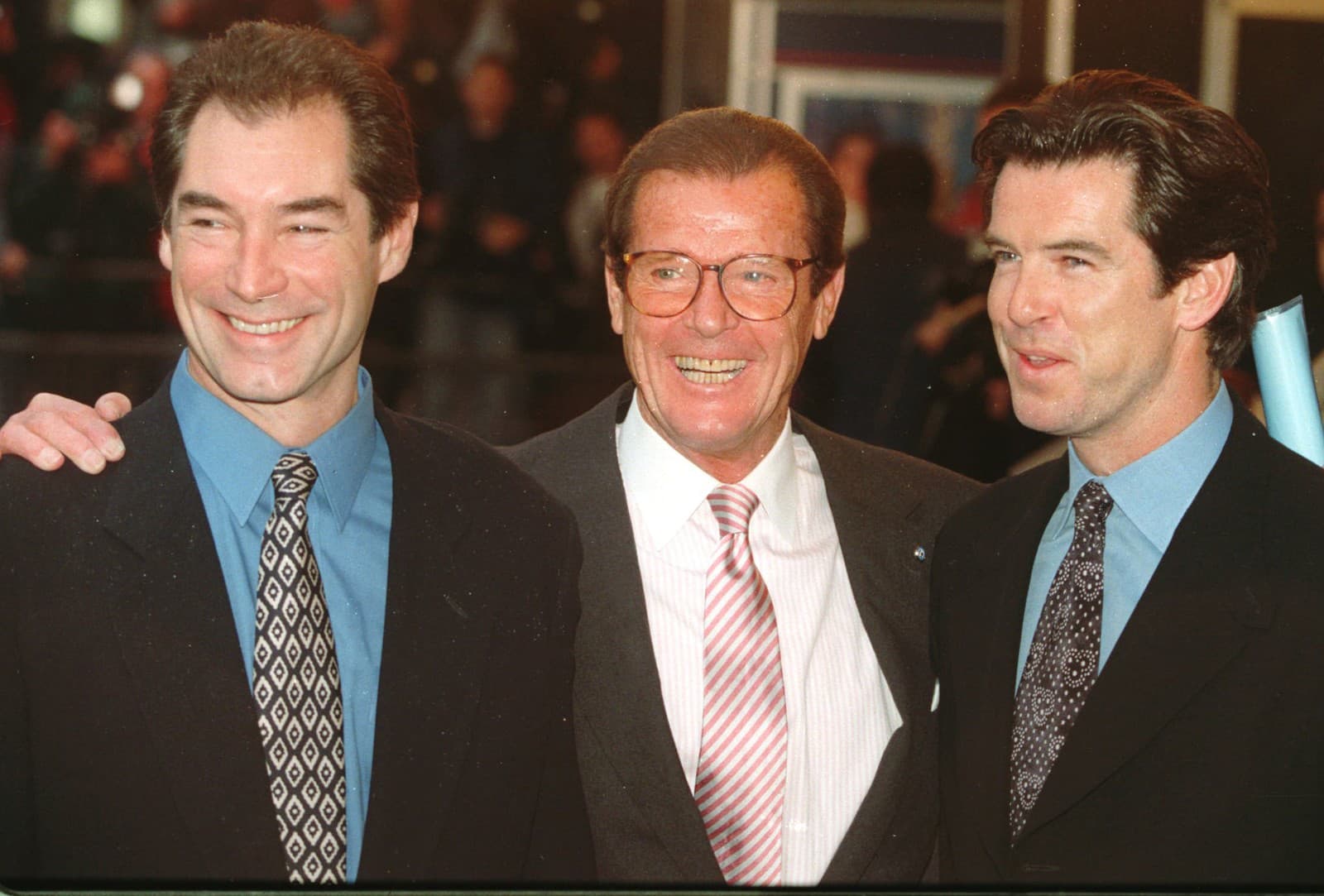 Traja Bondovia (zľava) Timothy Dalton, Roger Moore a Pierce Brosnan.