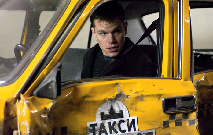 Azda najpamätnejším zničeným autom s Mattom Damonom je vo filme Bournov mýtus  z roku 2004, kde je Jason prenasledovaný v žltom taxíku v Moskve (Zdroj: Photo © Universal Pictures)