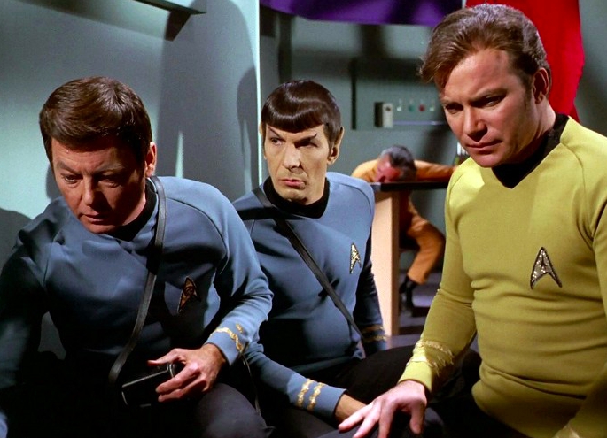 Leonard Nimoy v úlohe Spocka (v strede)