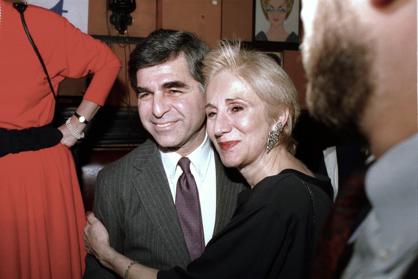 Michael Dukakis a Olympia Dukakisová spolu pózuju v roku 1988 (Zdroj: SITA/AP Photo/Ray Stubblebine, File)