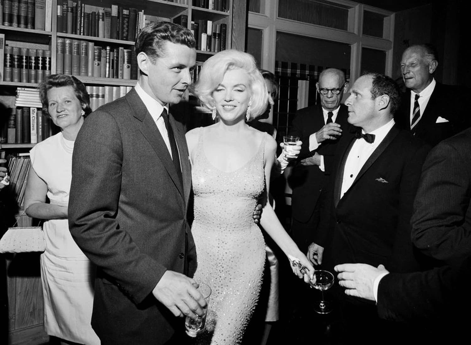 John F. Kennedy a Marilyn Monroe v roku 1962, ktorému spievala k jeho 45. narodeninám (Zdroj: TASR/Cecil Stoughton/White House Photographs, John F. Kennedy Presidential Library and Museum via AP)