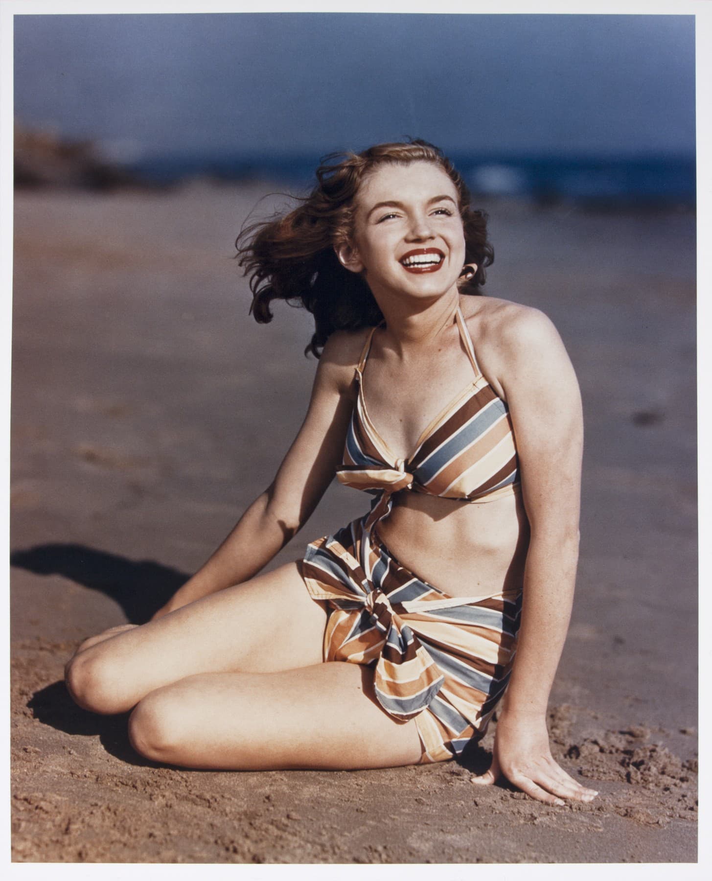 Na snímke z roku 1946, ktorú vydala aukčná spoločnosť Julien ´s , Marilyn Monroe , vtedy ešte  Norma Jean Doughertyová, pózuje na pláži v dvojdielnych bikinách. (Zdroj: TASR/AP Photo/Julien's Auctions, Joseph Jasgur, File)