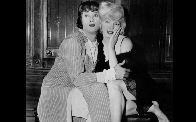 Tony Curtis a Marilyn Monroe v Niekto to rád horúce (Zdroj: TASR/AP)