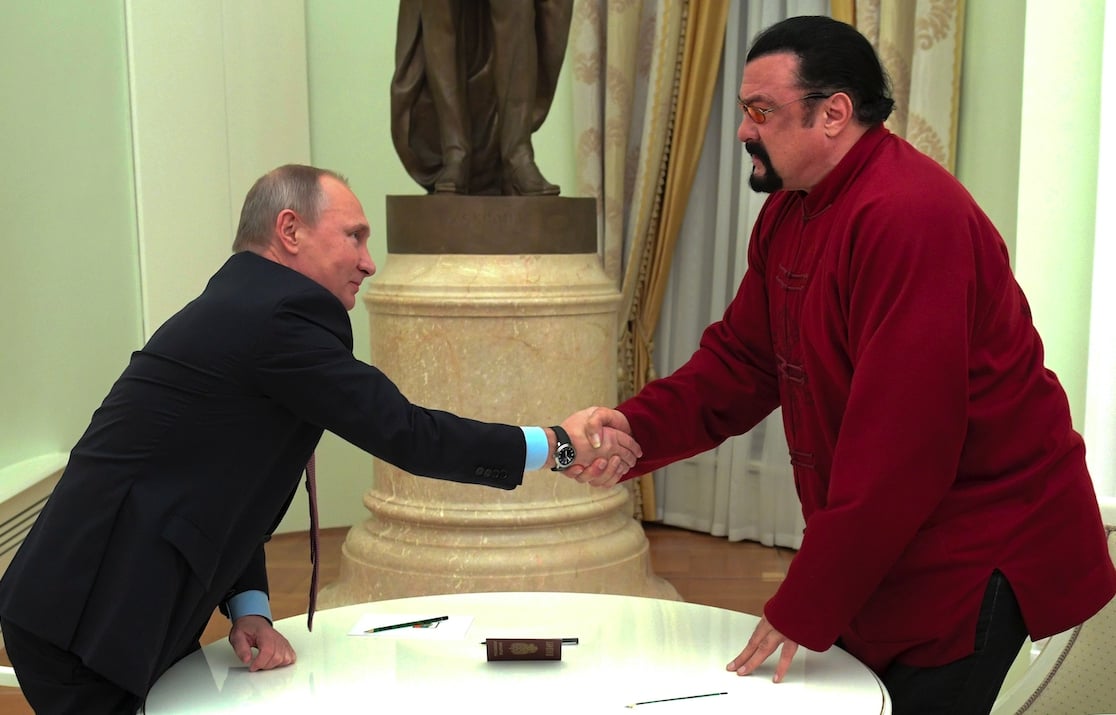 Vladimir Putin (vľavo) víta