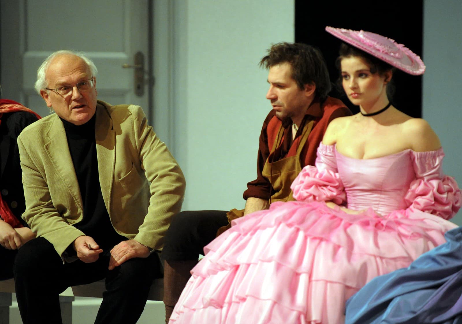 Na snímke režisér Peter Mikulík, Ondrej Kovaľ a Alena Ďuránová v roku 2010 k premiére divadelnej hry Vejár (Zdroj: TASR/Štefan Puškáš)