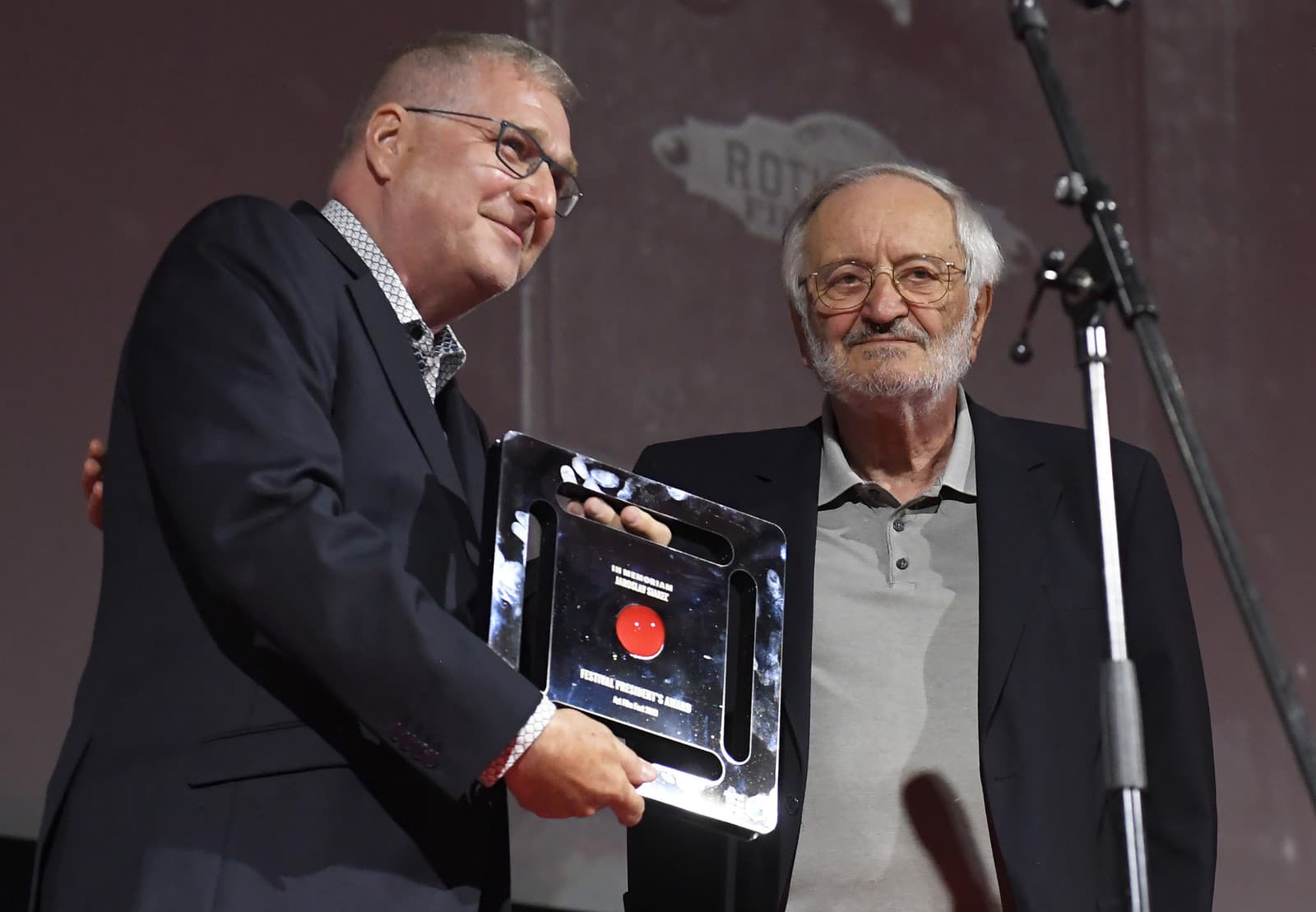 Peter Dubecký zo Slovenského filmového ústavu preberá cenu od prezidenta Art Film Festu Milana Lasicu