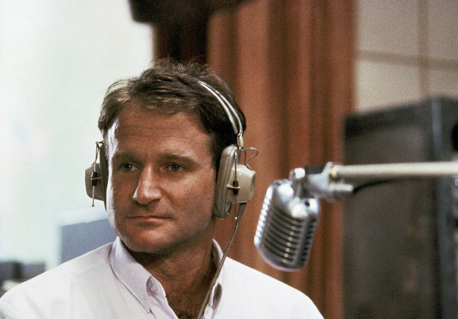 Na archívnej snímke z roku 1987 je americký herec Robin Williams v postave diskdžokeja Adriana Cronauera vo filme Dobré ráno, Vietnam. (Zdroj: TASR/AP Photo/Touchstone Pictures)
