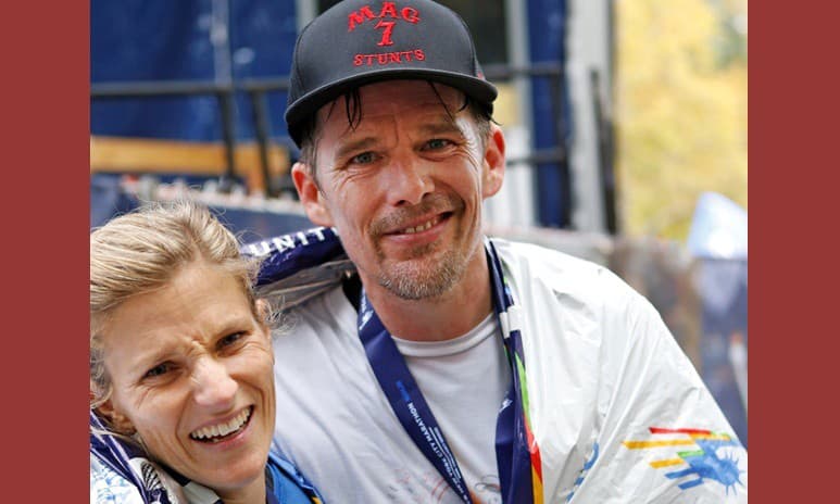 Americký herec Ethan Hawke pózuje fotografom so svojou manželkou Ryan v cieli Newyorského maratónu (Zdroj: TASR/AP Photo/Kathy Willens)