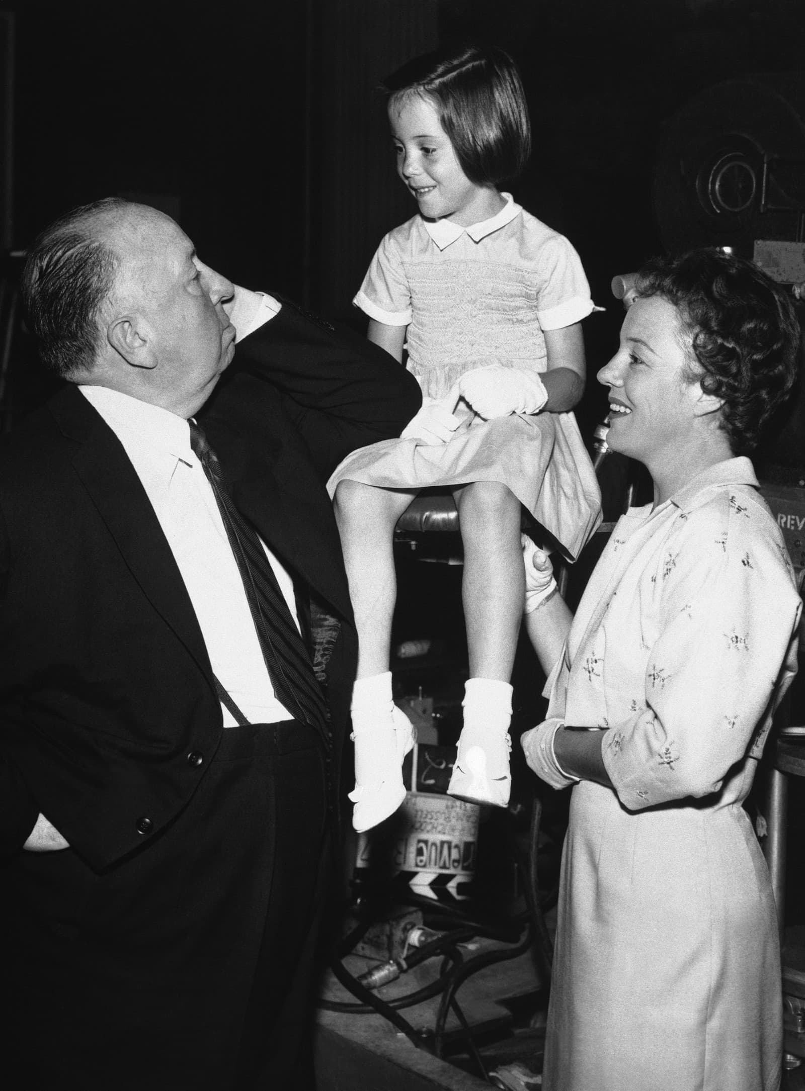Archívna snímka z roku 1959, na ktorej je vľavo Alfred Hitchcock so svojou najstaršou vnučkou, šesťročnou Mary O'Connell a dcérou Pat Hitchcockovou (Zdroj: SITA/AP)
