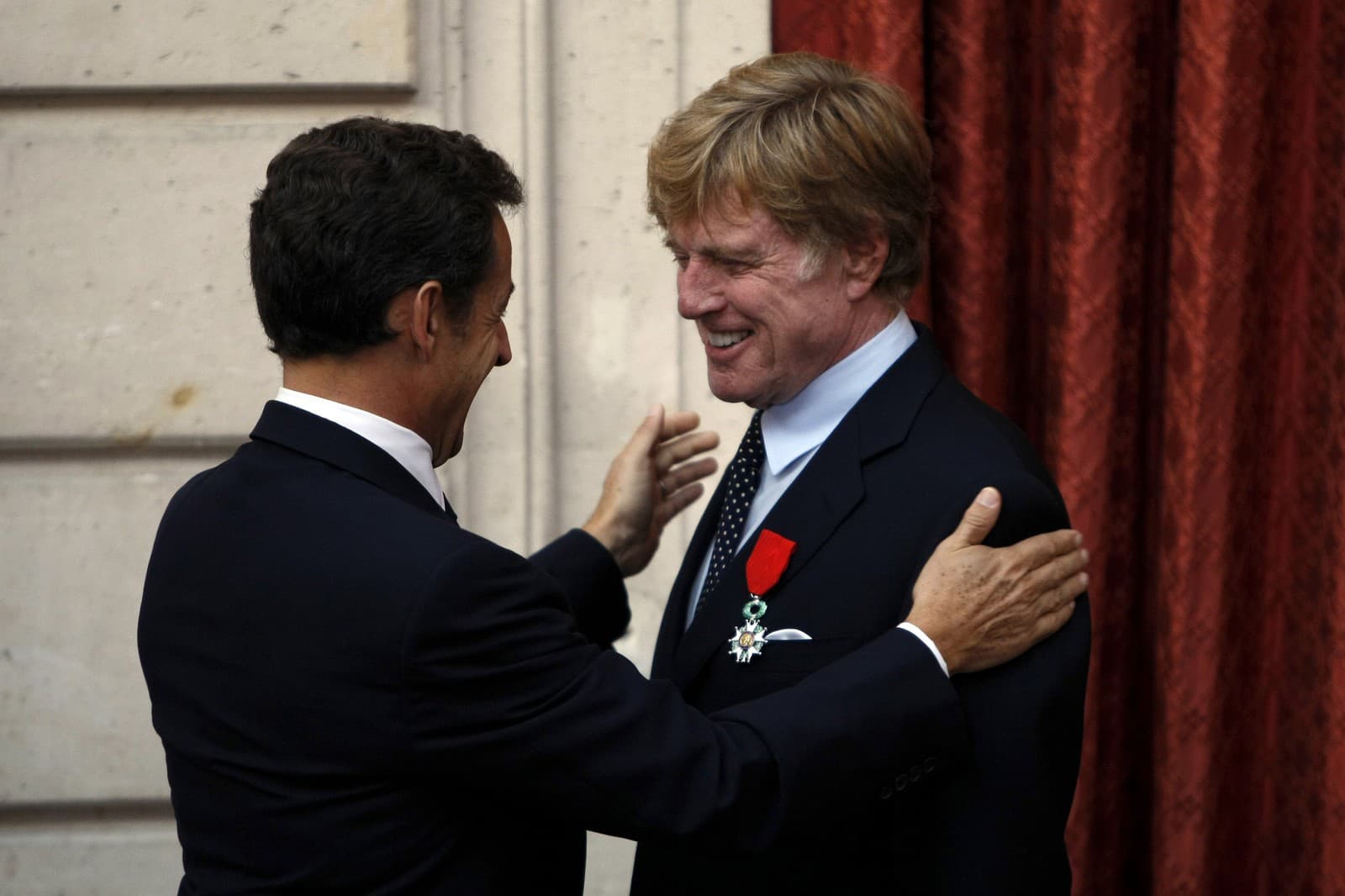 Americký herec a režisér Robert Redford (vpravo) si prevzal 14. októbra 2010 od francúzskeho prezidenta Nicolas Sarkozyho (vľavo) Rad rytiera Čestnej légie počas ceremoniálu v Elyzejskom paláci (Zdroj: TASR/AP Photo/Francois Mori, Pool)